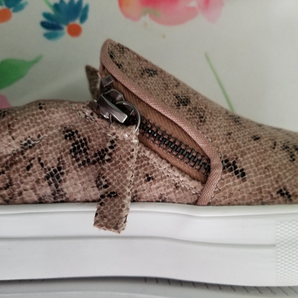 Very G NWT Snakesskin Slip On Sneakers 6 - Picture 6 of 8